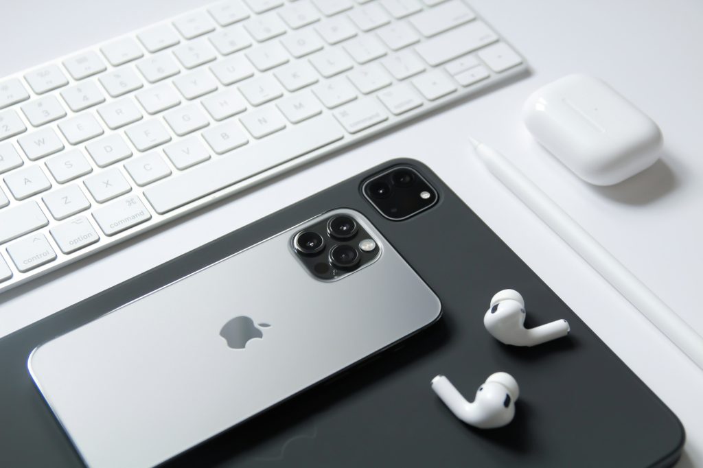 Apple termékek egy asztalon: iPhone, iPad, AirPods Pro, Apple pencil, Apple Keyboard